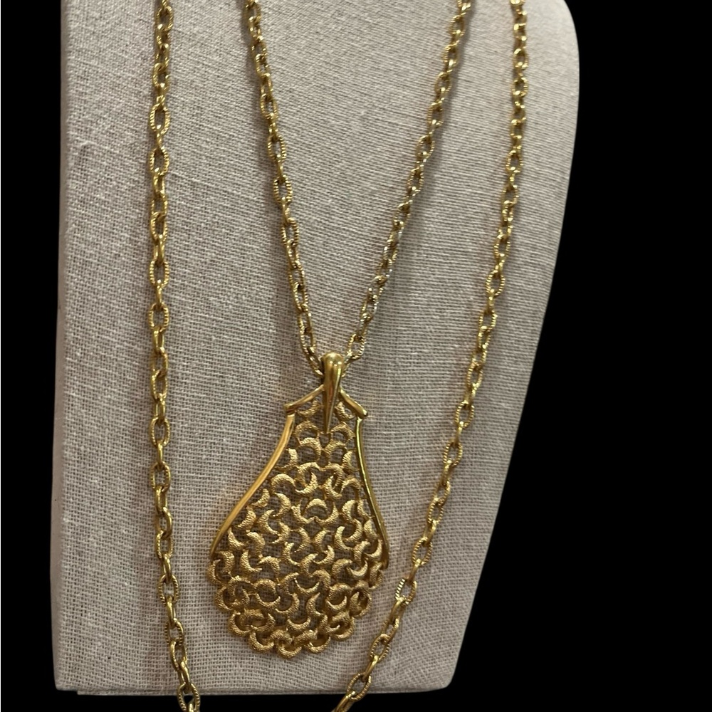 N135 Vintage Rare 1955-1969 Crown Trifari Gold Double Chain Elegant Pendant